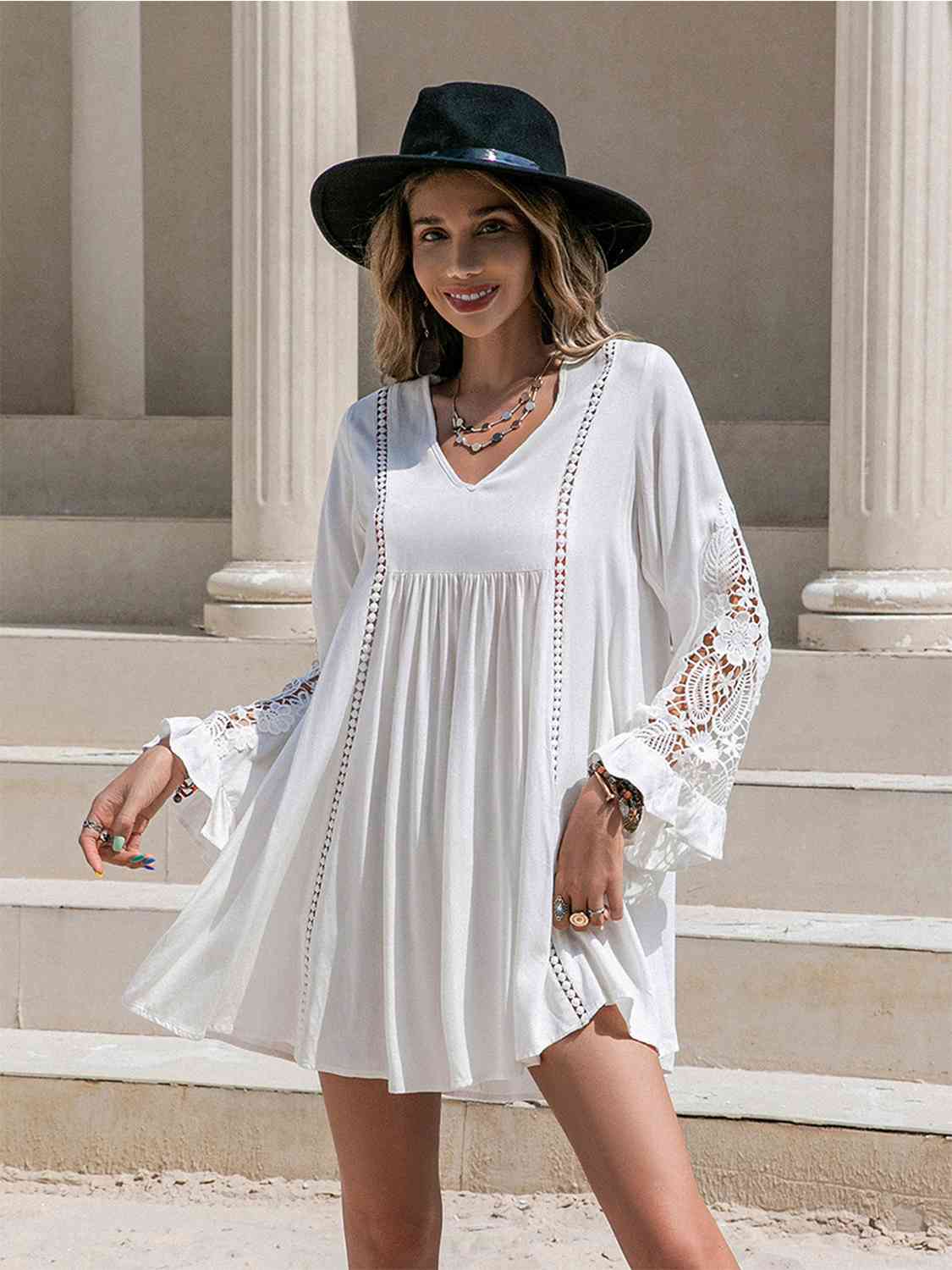 Mini-robe à col en V et détails en dentelle