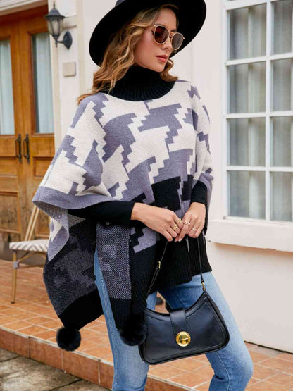 Poncho con cuello alto y ribete de pompones