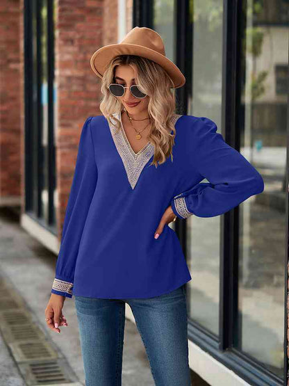 Blusa de manga larga con cuello en V