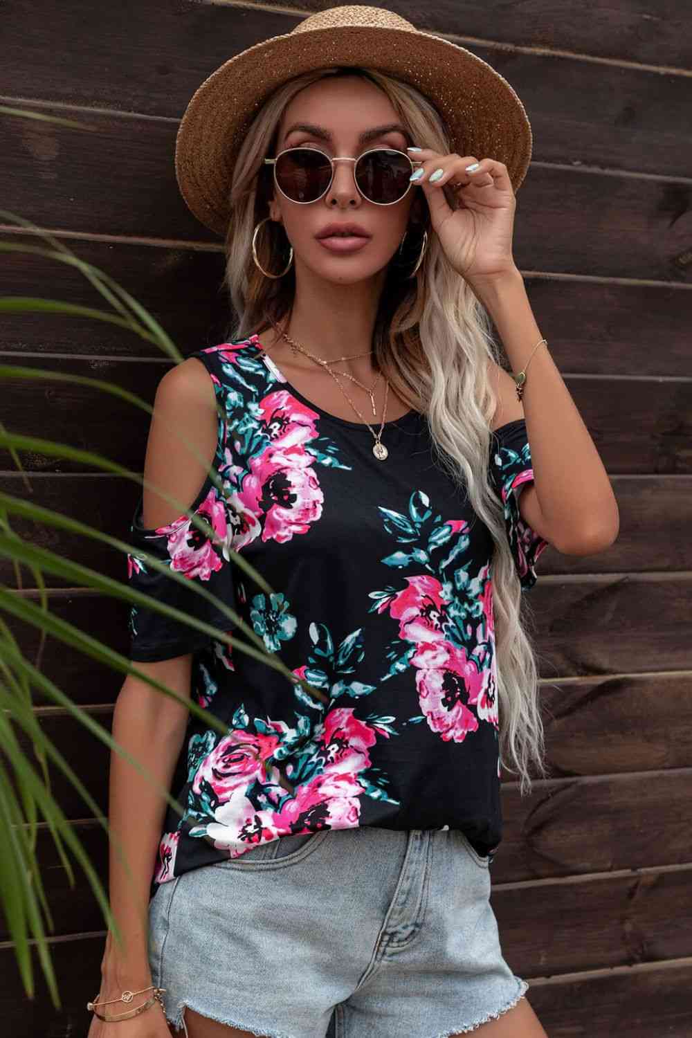 Top floral con cuello redondo y hombros descubiertos