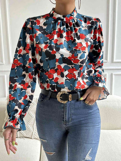 Blouse florale à col montant et manches longues à volants