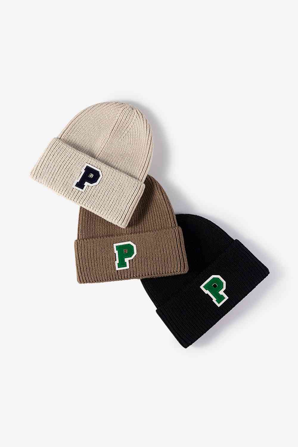 Gorro de punto con puños y parche de letras