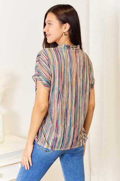 Top con cuello con muescas y rayas multicolores de Double Take