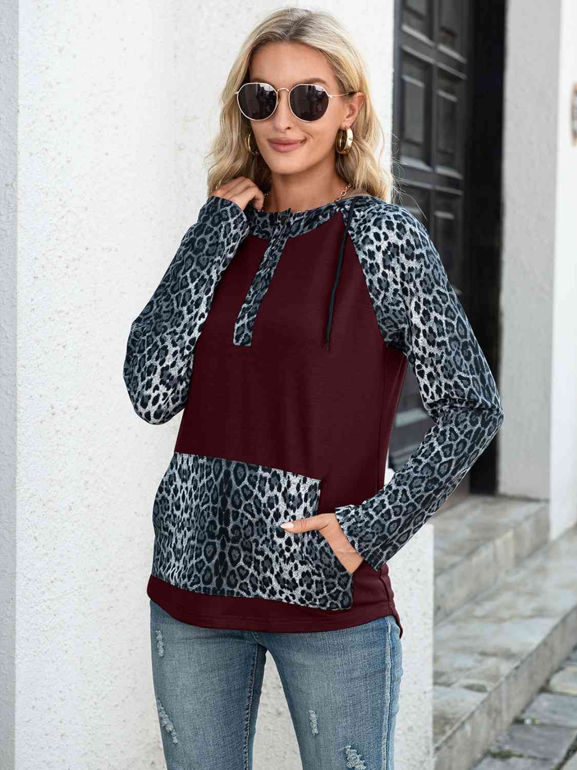 Sudadera con capucha y medio botón con cordón de leopardo