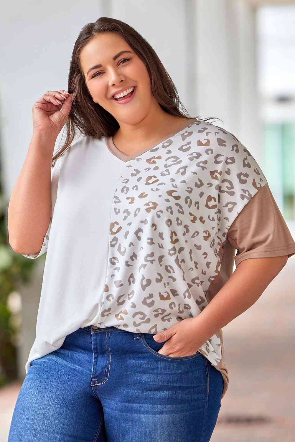 Camiseta con cuello en V y estampado de leopardo de talla grande