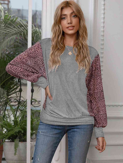 Blusa con manga dolman y cuello redondo con estampado de leopardo