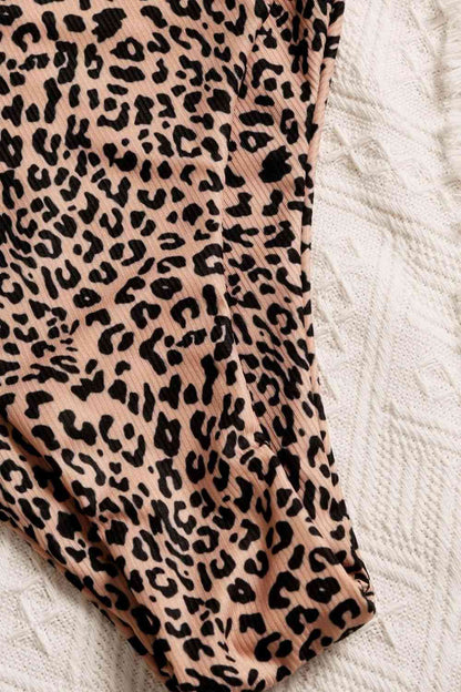 Conjunto de top tipo tubo y braguitas de baño de leopardo