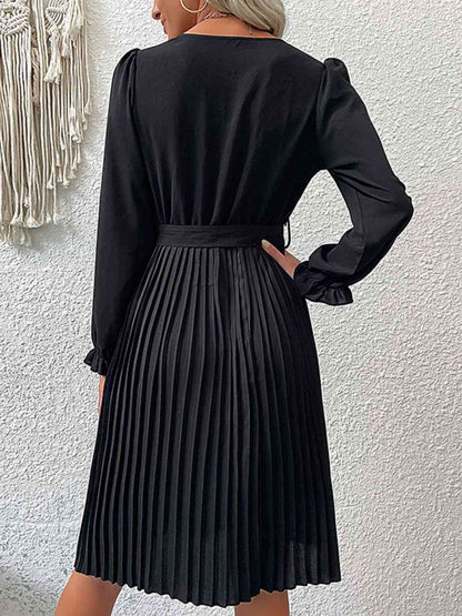 Robe plissée à manches bouffantes et ceinture à boutons décoratifs