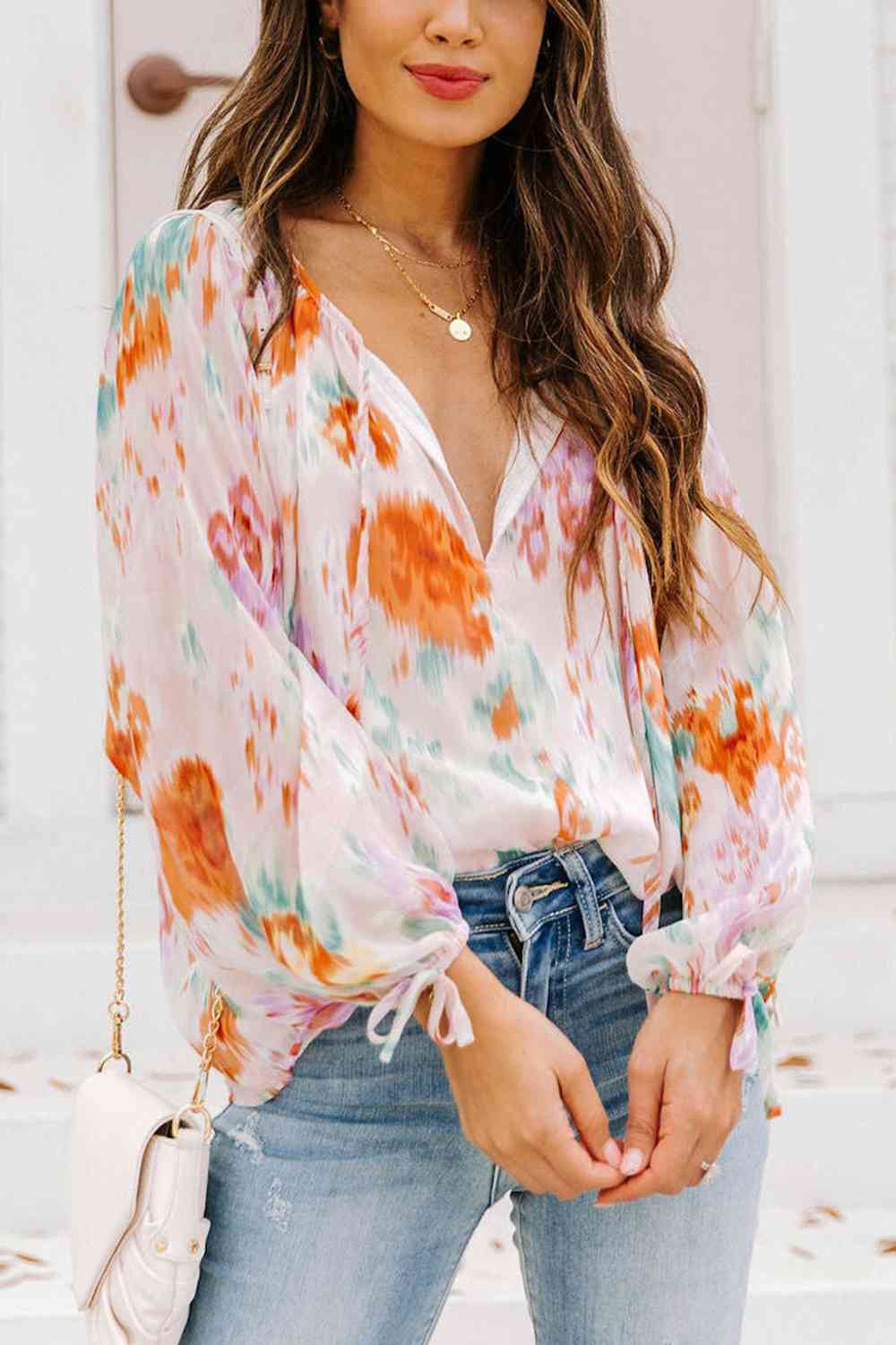 Blusa estampada de manga larga con cuello anudado