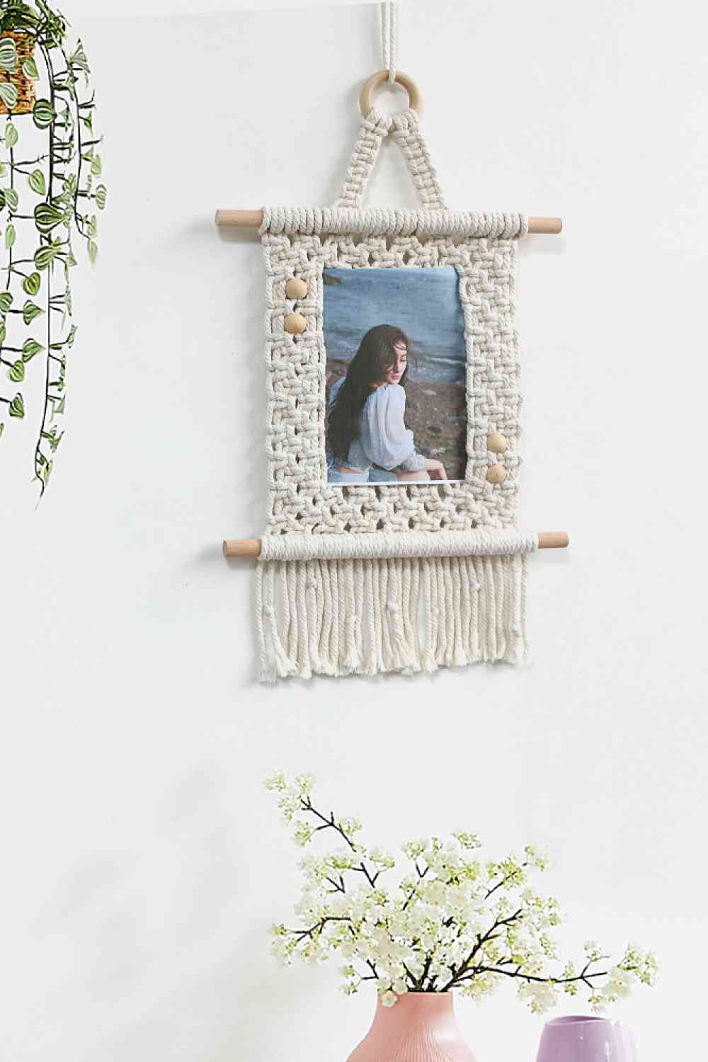 Décoration murale avec cadre photo en macramé