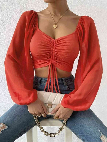 Top corto con cuello en forma de corazón y cordón