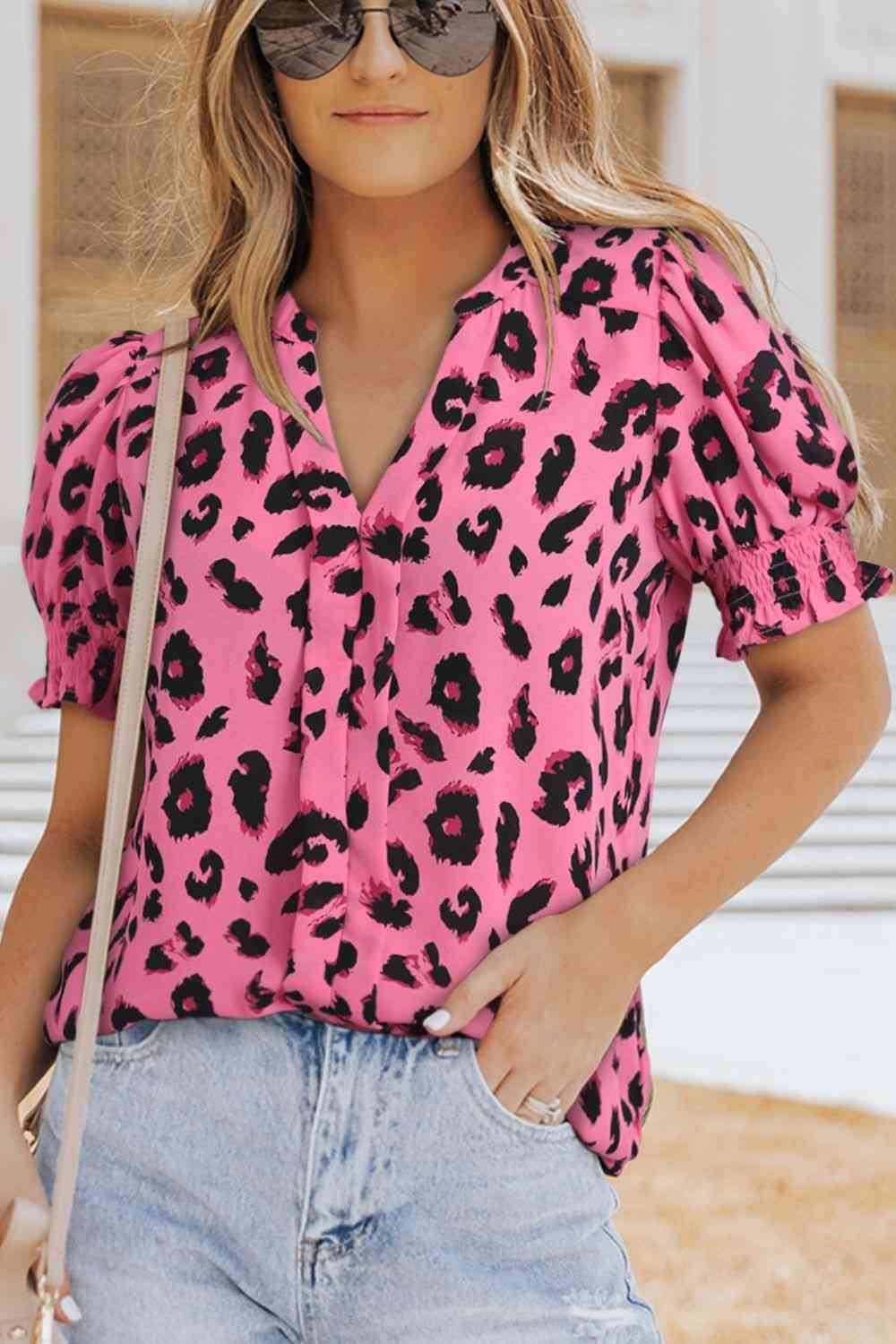 Blusa de manga corta con volante y cuello con muesca de leopardo