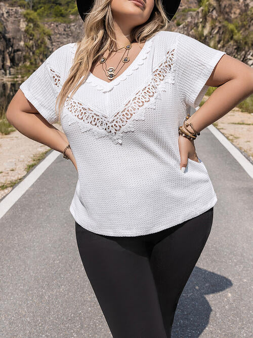 Blusa de manga corta con cuello en V y detalle de encaje de talla grande