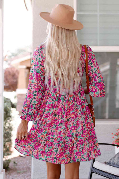 Vestido floral fruncido con cuello en V y mangas con volantes