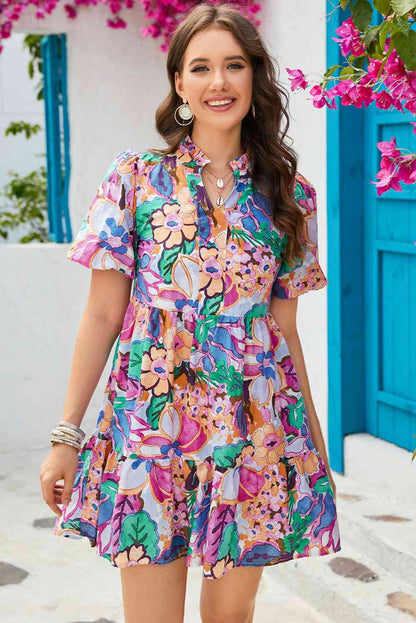 Vestido floral con cuello de muesca y dobladillo con volantes