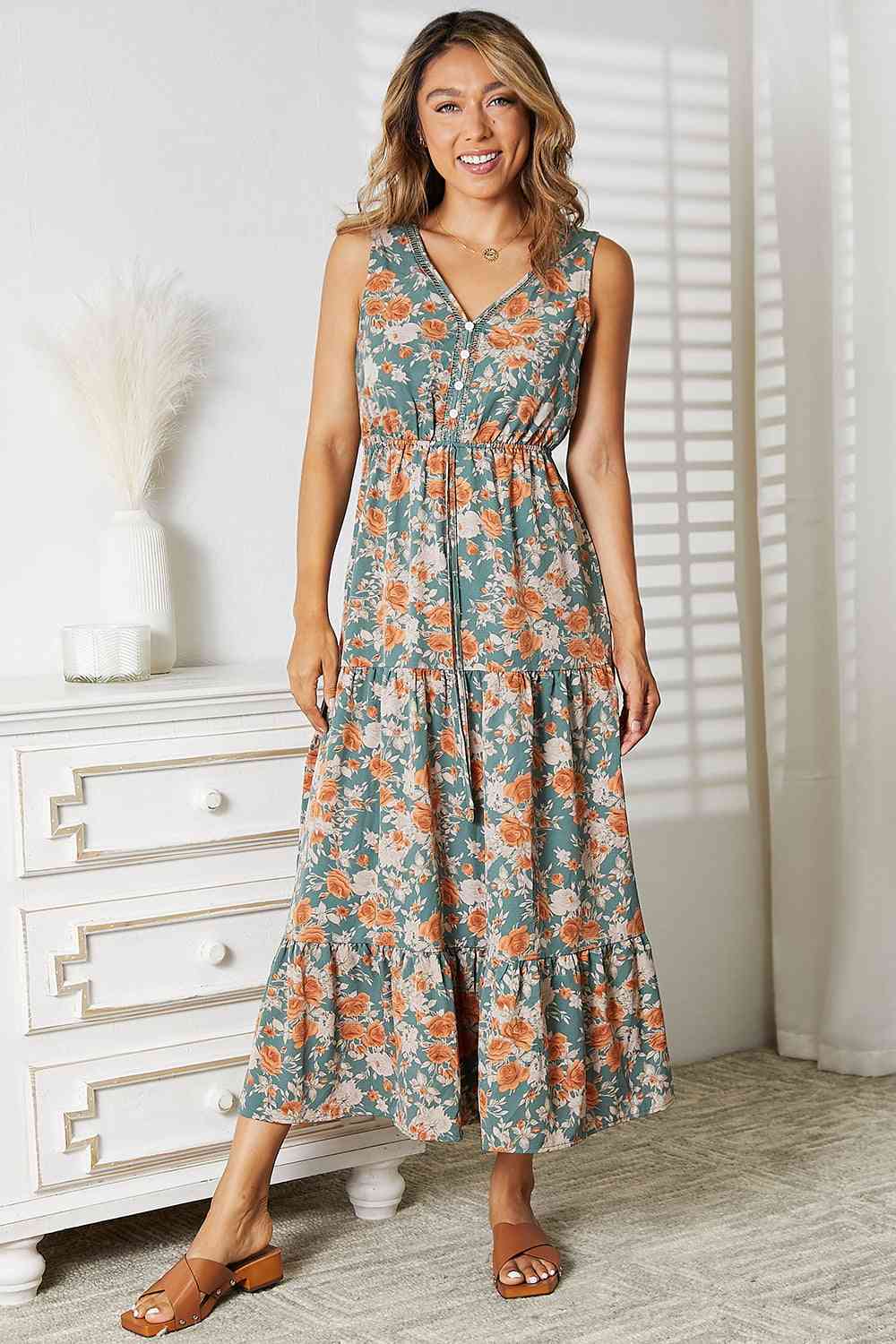 Vestido sin mangas escalonado con cuello en V floral de Double Take