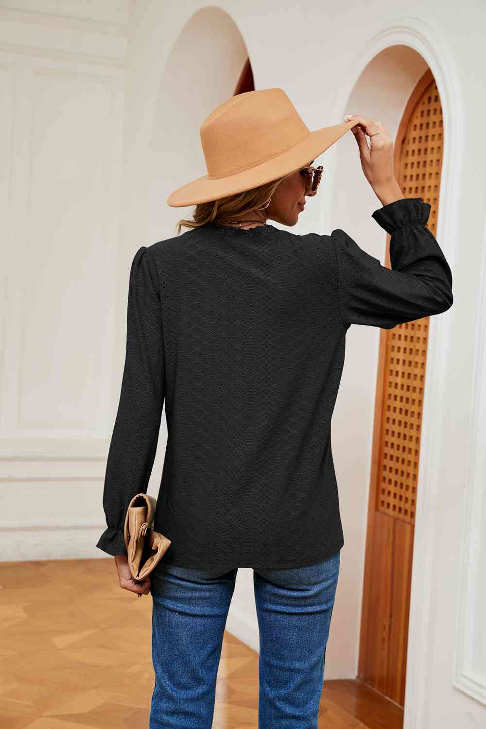 Blouse à manches volantées et col en V