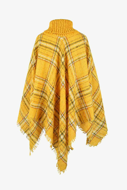 Poncho con cuello alto y dobladillo con flecos a cuadros