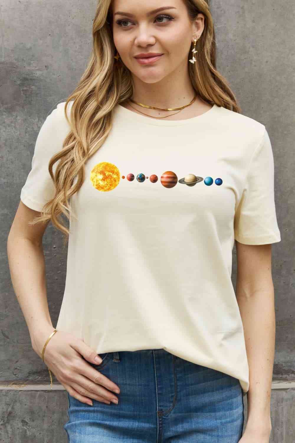 T-shirt en coton avec image du système solaire Simply Love pleine grandeur