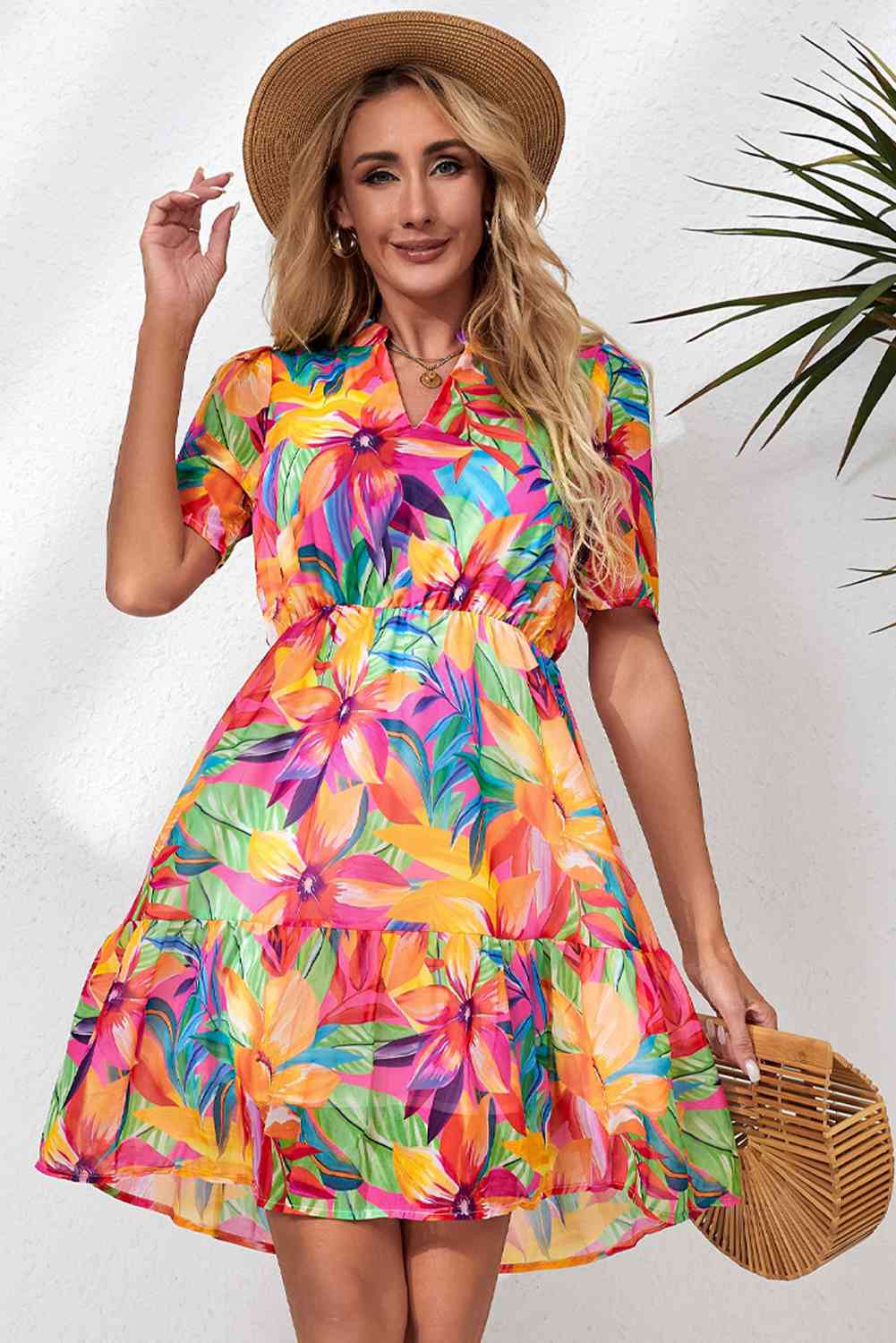 Vestido floral de manga corta con cuello con muescas