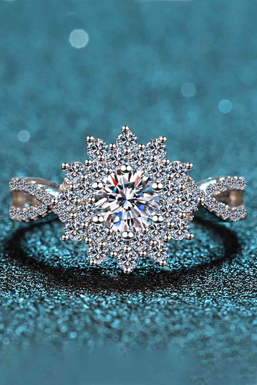 Bague à tige fendue en forme de fleur Moissanite