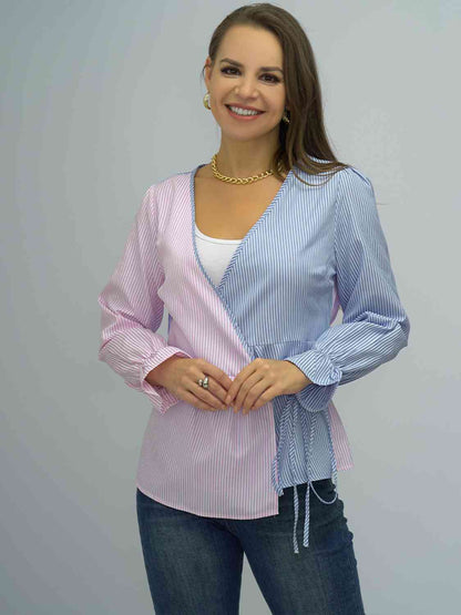 Blusa con mangas con volante anudada en contraste