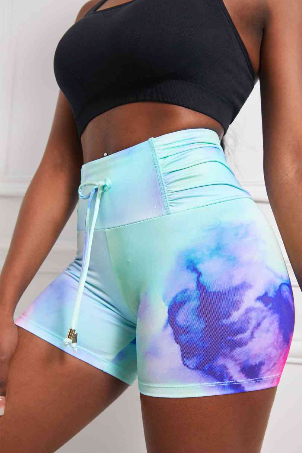 Shorts deportivos fruncidos con detalle anudado y efecto tie-dye