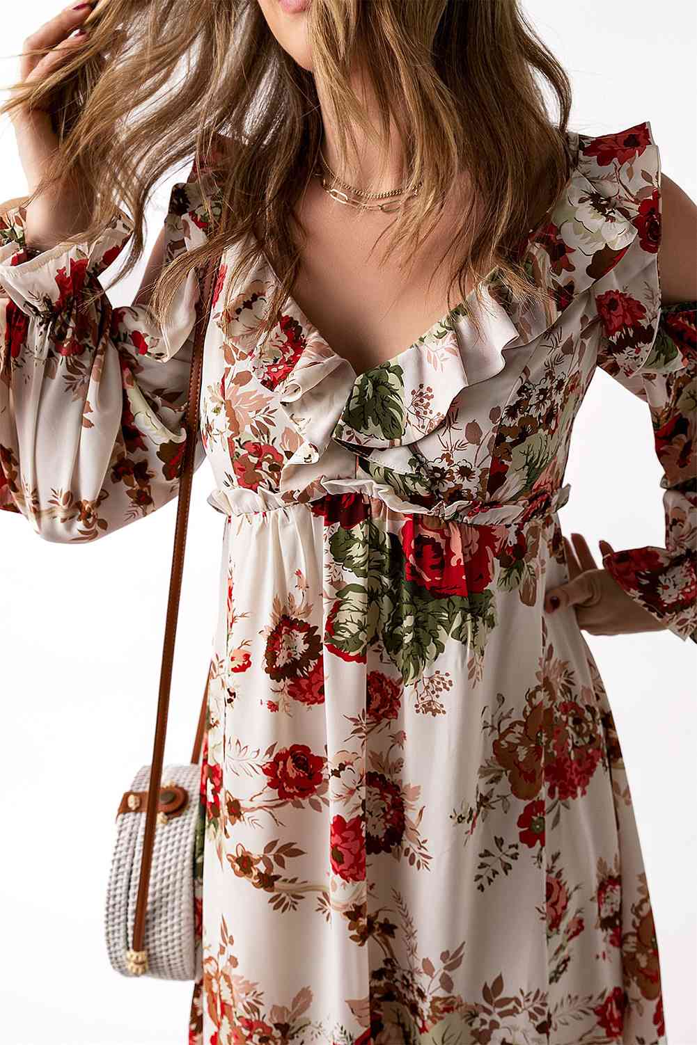 Vestido floral con hombros descubiertos y volantes