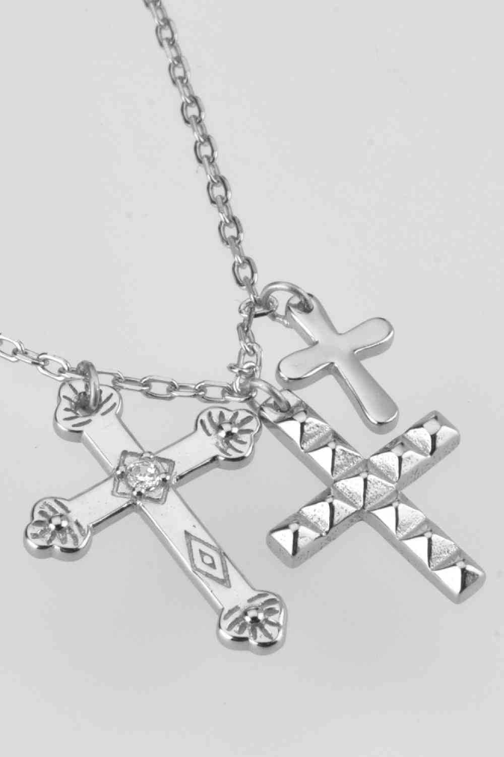 Collier pendentif croix en zircon incrusté
