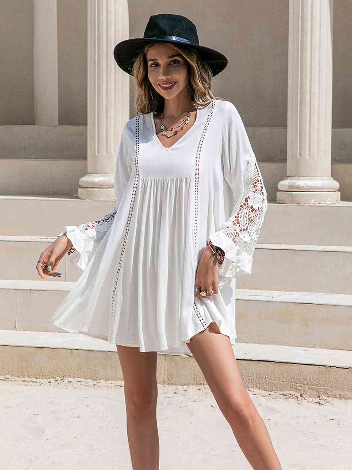 Mini-robe à col en V et détails en dentelle