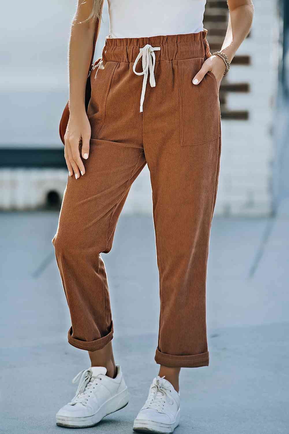 Pantalones de pana con cintura con cordón y bolsillos