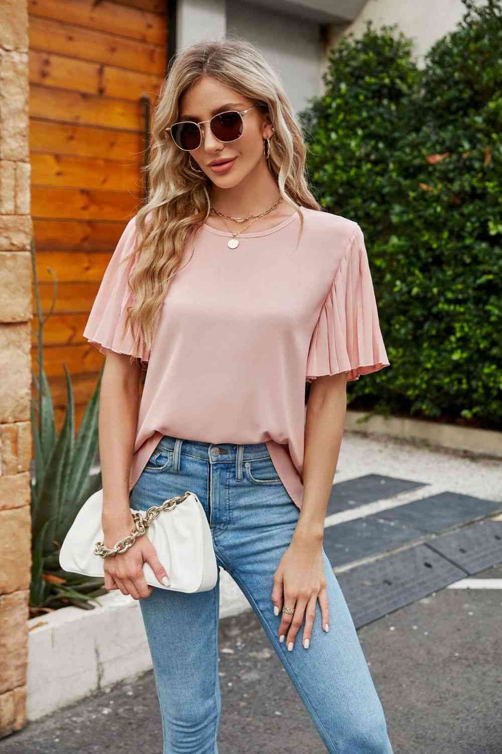 Blusa plisada con cuello redondo y mangas acampanadas