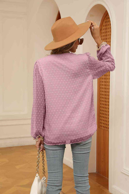 Blusa con cuello en V en contraste de lunares suizos