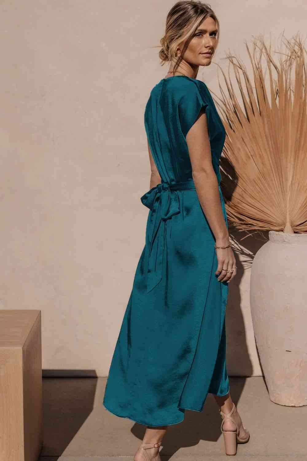 Robe mi-longue en satin à manches courtes et nouée au dos