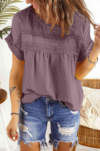 Blusa de manga corta con botones decorativos y lunares suizos