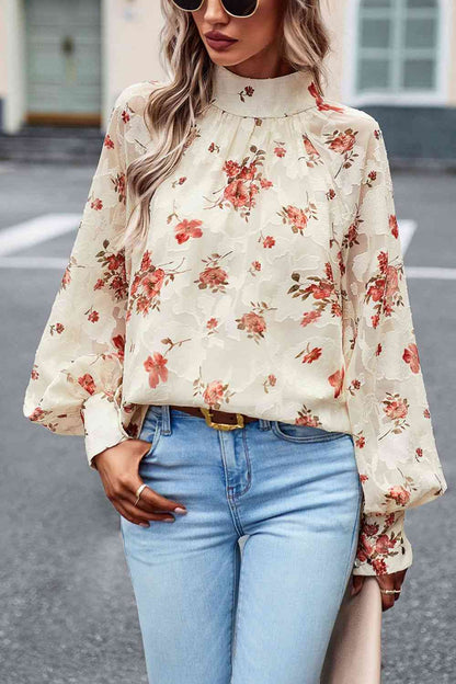 Blusa con manga farol y cuello simulado con estampado floral