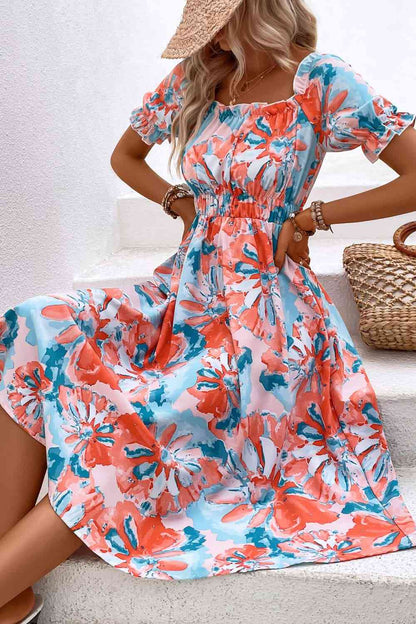 Vestido con cuello cuadrado y ribete de volantes florales