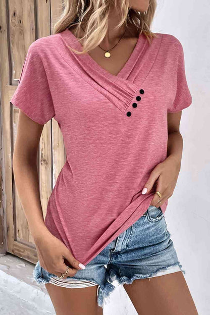 Camiseta de manga corta con cuello en V y botones decorativos