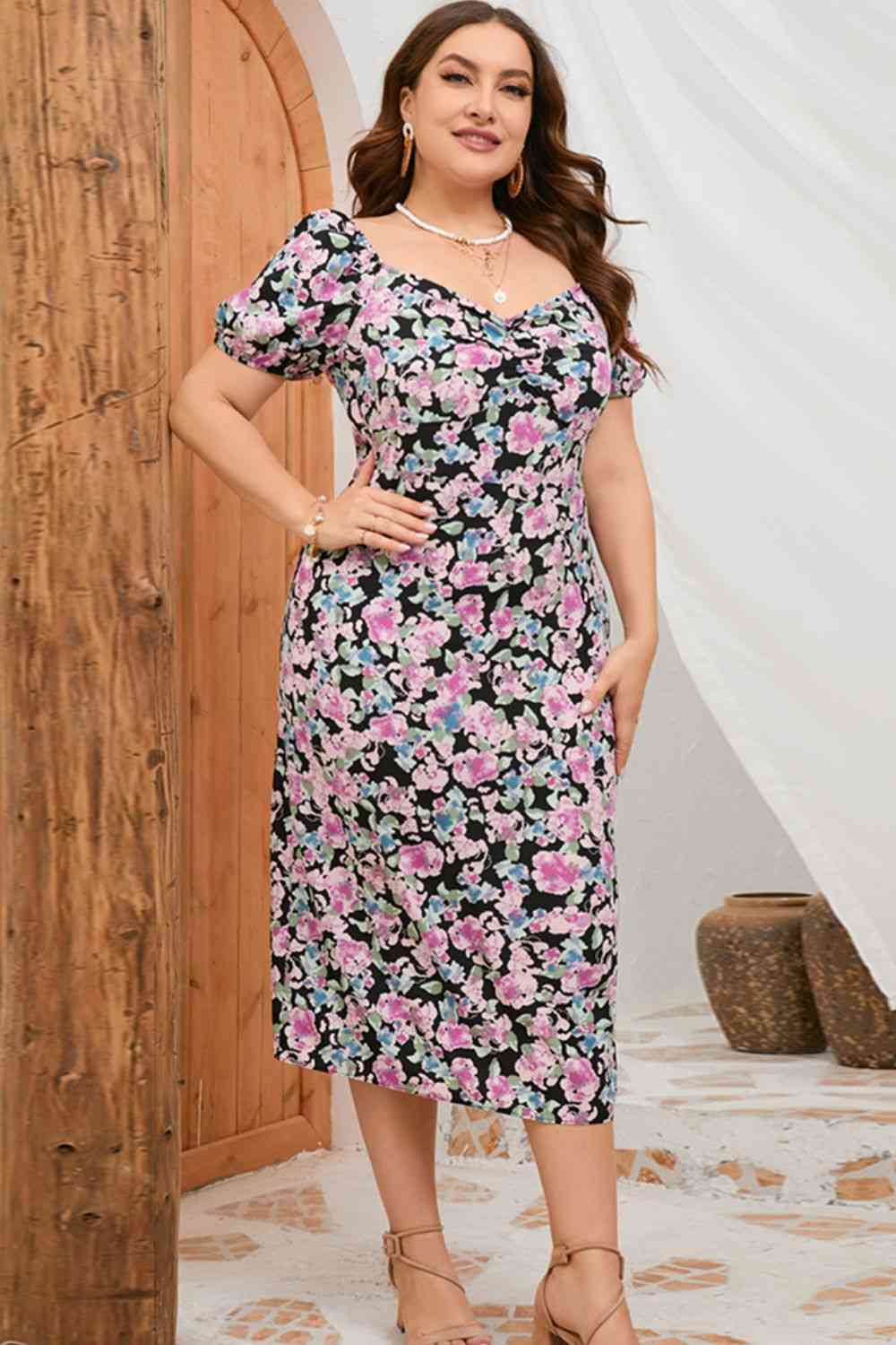 Vestido midi con abertura floral y fruncido de talla grande