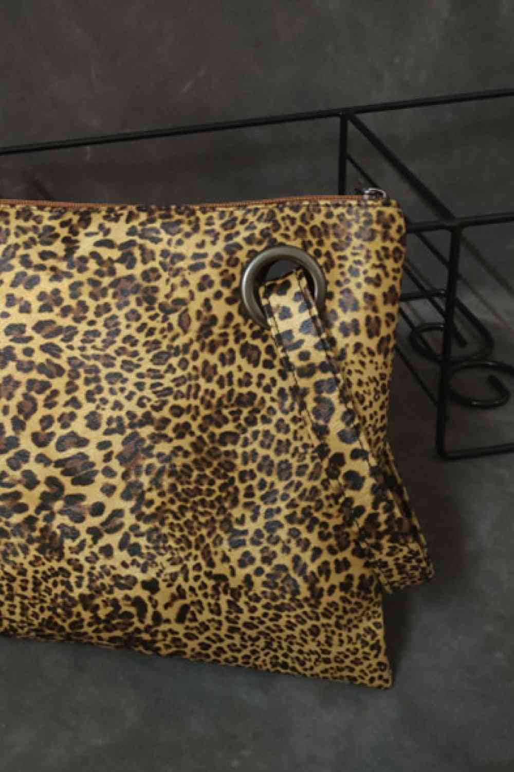 Clutch de piel sintética con estampado de leopardo