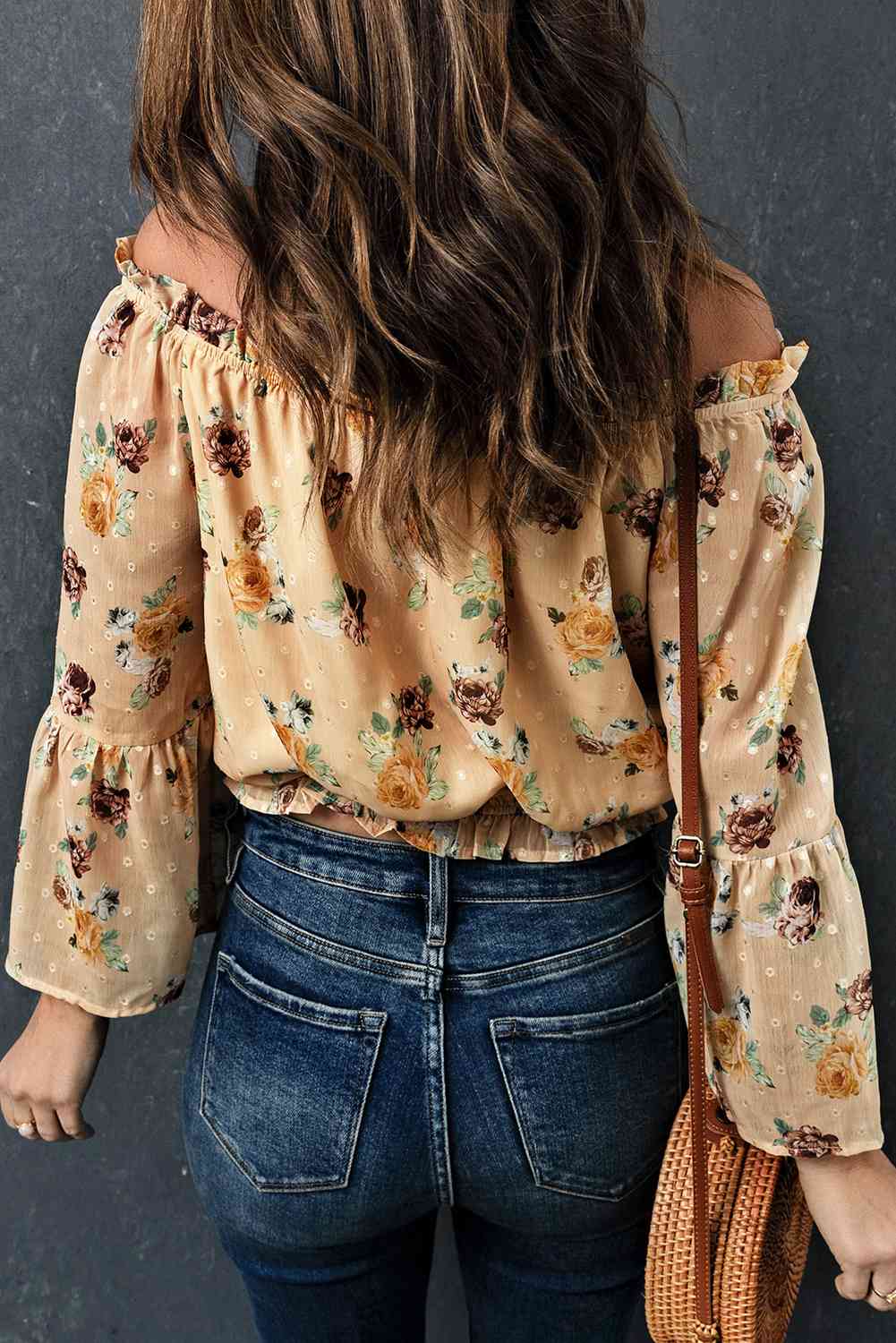 Top floral con hombros descubiertos y dobladillo con volantes