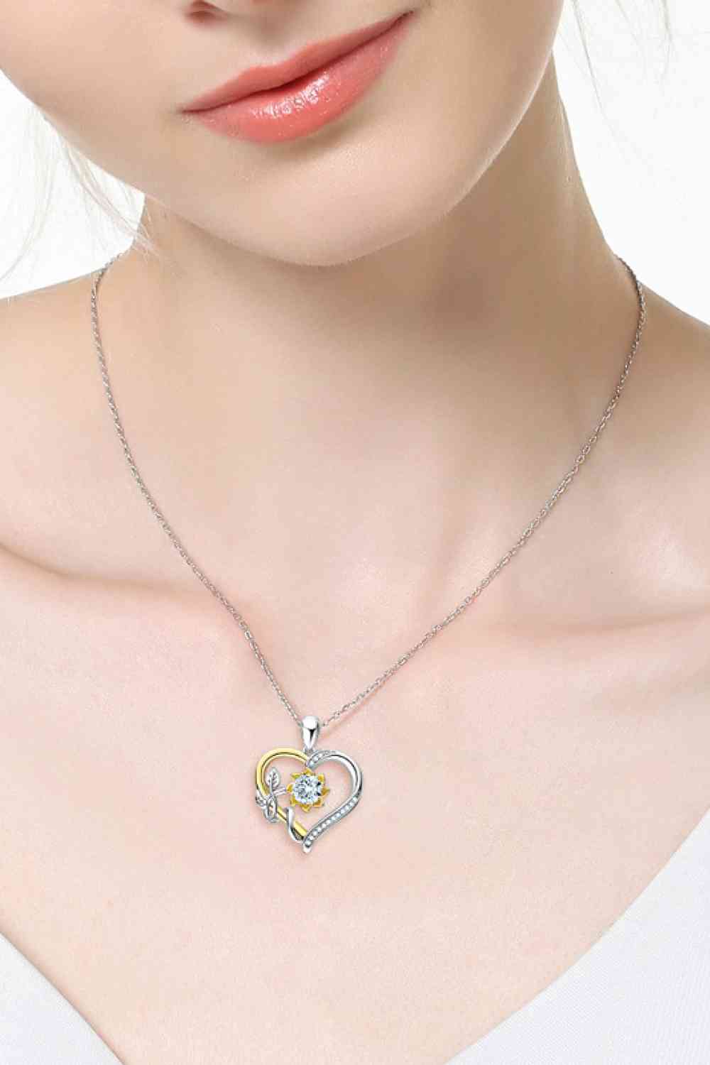 Collar con colgante de corazón de moissanita de dos tonos de 1 quilate