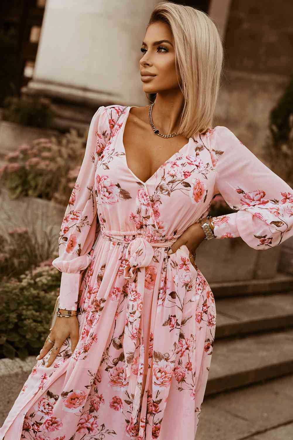 Robe longue fendue à manches évêque et ceinture à nouer florale