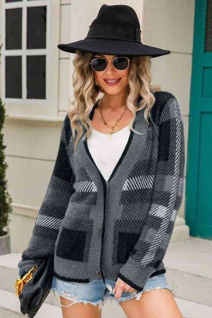 Cardigan pelucheux rayé boutonné sur le devant