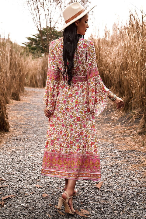 Vestido bohemio con abertura y cuello sobrepelliz