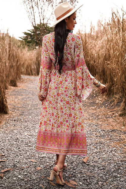 Vestido bohemio con abertura y cuello sobrepelliz