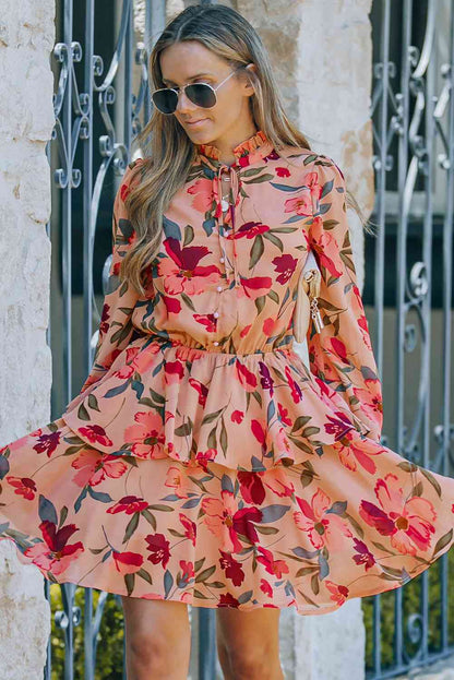 Vestido a capas de manga larga con cuello anudado floral