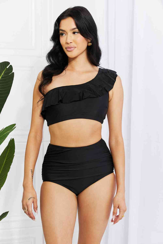 Bikini de un solo hombro con volantes en negro Seaside Romance de Marina West Swim