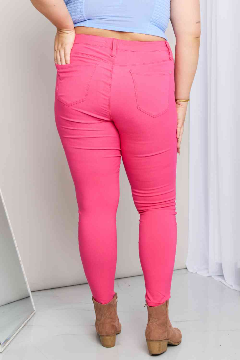 YMI Jeanswear Kate Hyper-Stretch Jeans ajustados de talle medio y tamaño completo en coral ardiente