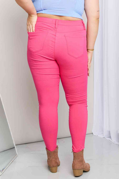 YMI Jeanswear Kate Hyper-Stretch Jeans ajustados de talle medio y tamaño completo en coral ardiente